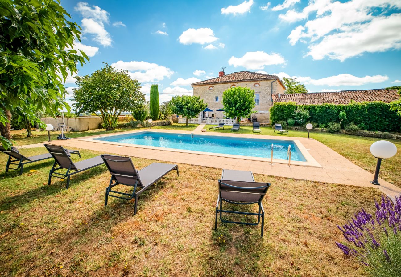 Piscine - Transats - Parasol - Terrasses - Salon de jardin - Barbecue/Plancha - Parking privé.