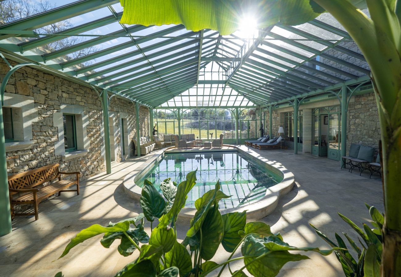 Enjoy an unforgettable stay on an exceptional estate, 100 hectares of nature, with an indoor heated pool for 33 guests.