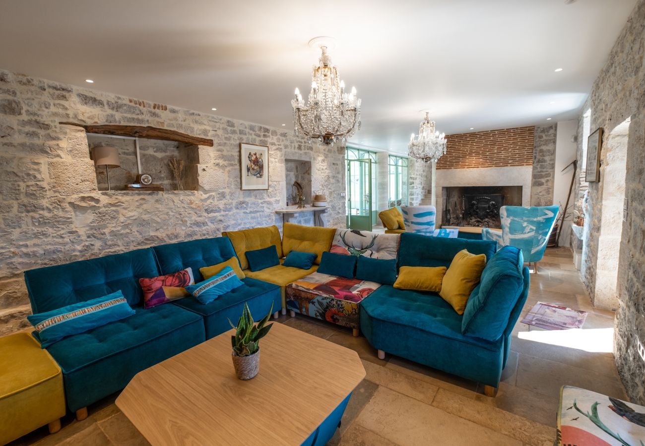 Enjoy an unforgettable stay on an exceptional estate, 100 hectares of nature, with an indoor heated pool for 33 guests.