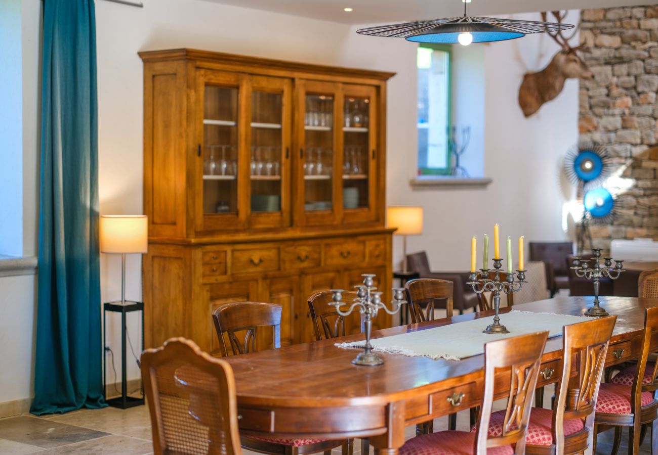Enjoy an unforgettable stay on an exceptional estate, 100 hectares of nature, with an indoor heated pool for 33 guests.