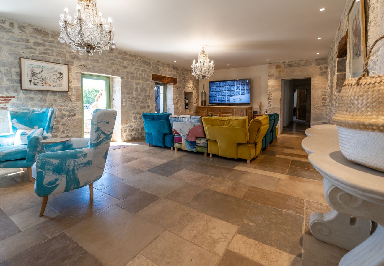 Enjoy an unforgettable stay on an exceptional estate, 100 hectares of nature, with an indoor heated pool for 33 guests.