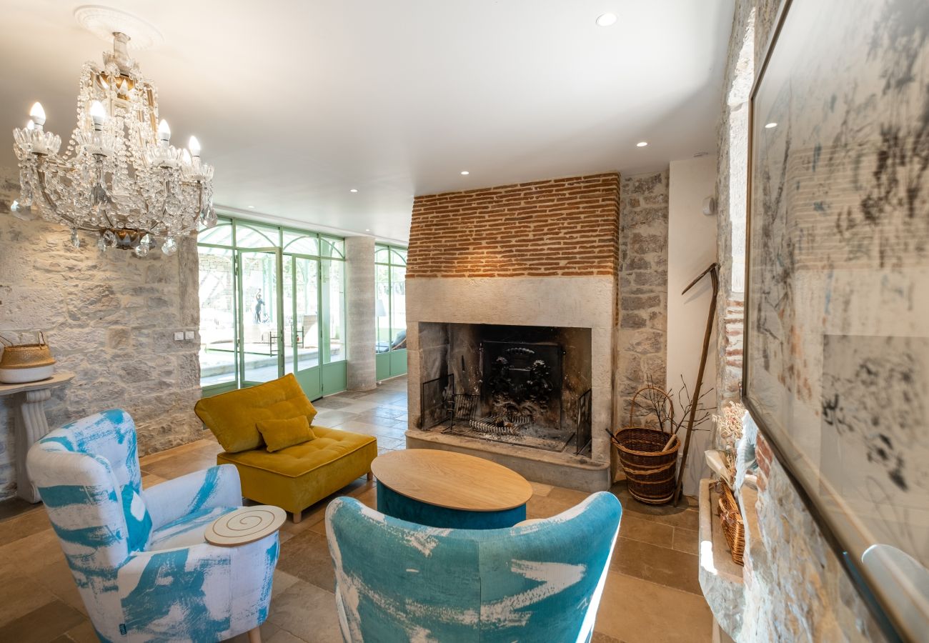 Enjoy an unforgettable stay on an exceptional estate, 100 hectares of nature, with an indoor heated pool for 33 guests.