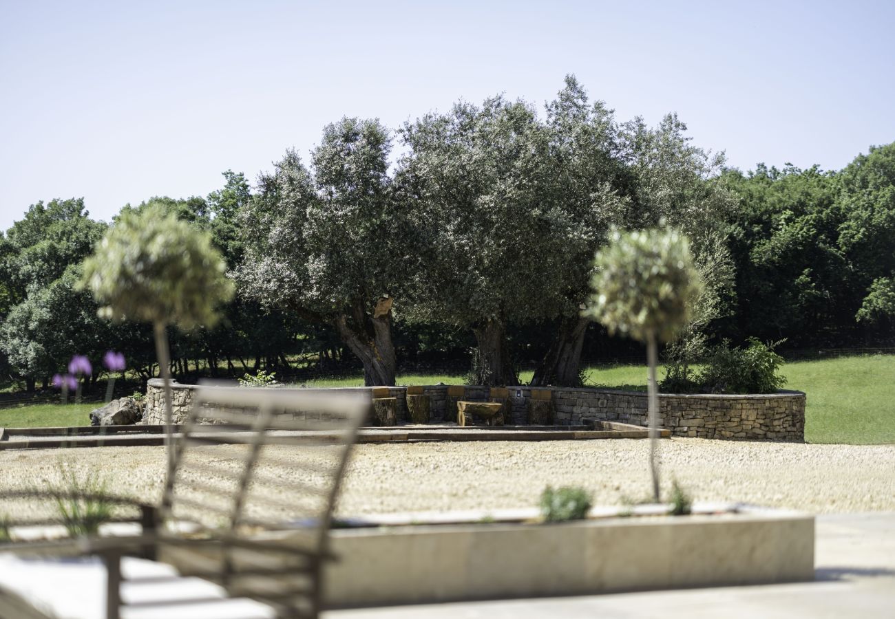 Enjoy an unforgettable stay on an exceptional estate, 100 hectares of nature, with an indoor heated pool for 33 guests.