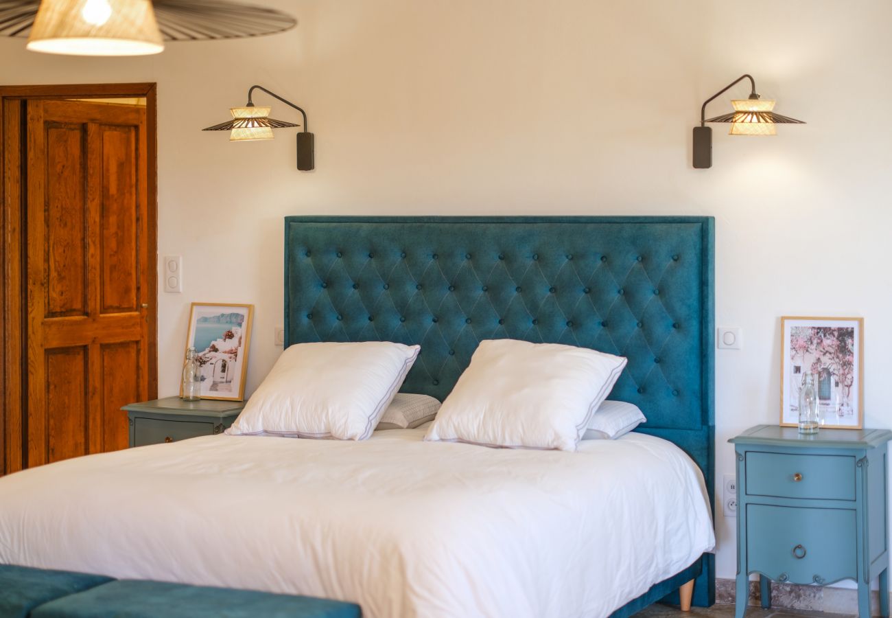 Enjoy an unforgettable stay on an exceptional estate, 100 hectares of nature, with an indoor heated pool for 33 guests.