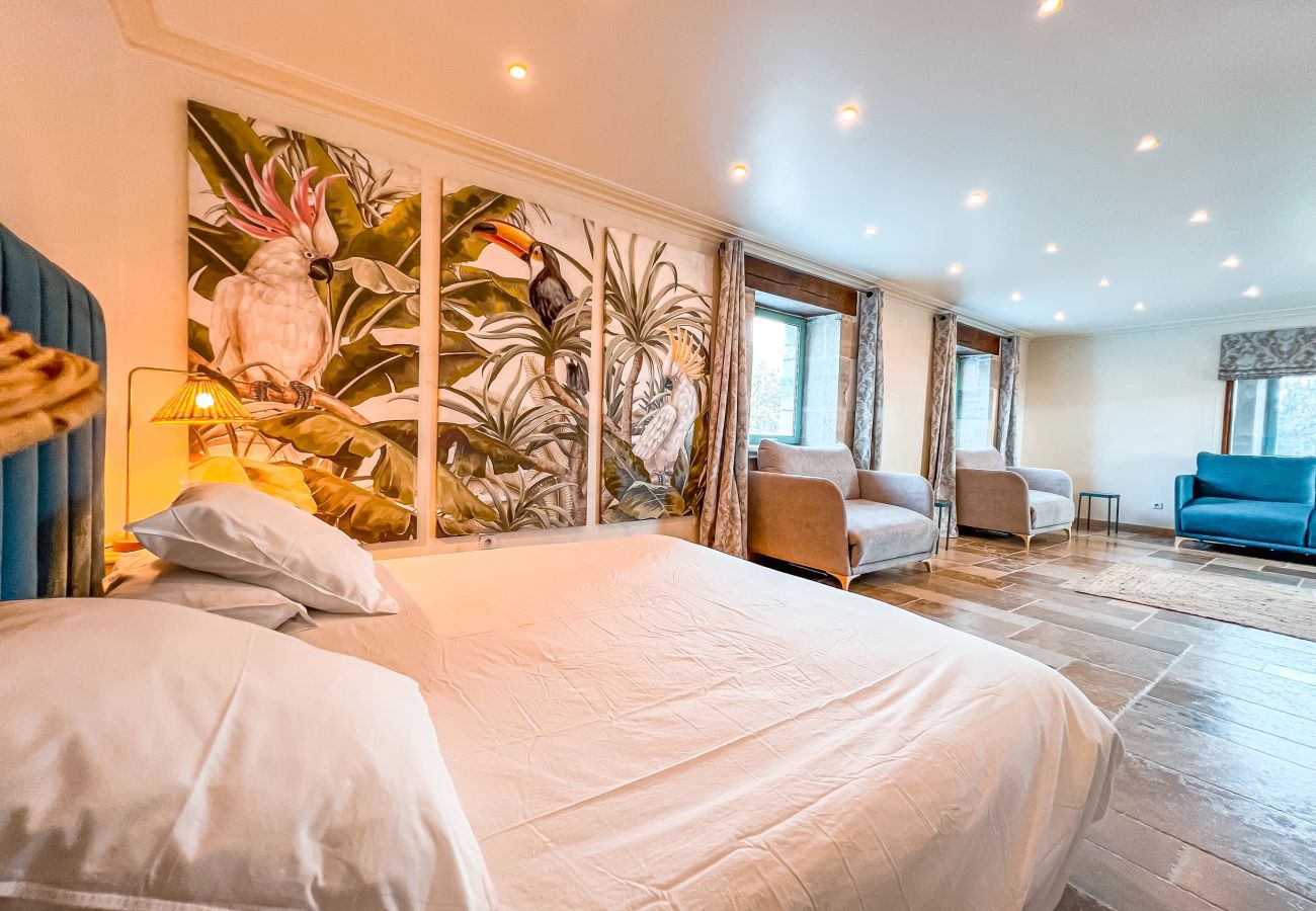 Enjoy an unforgettable stay on an exceptional estate, 100 hectares of nature, with an indoor heated pool for 33 guests.