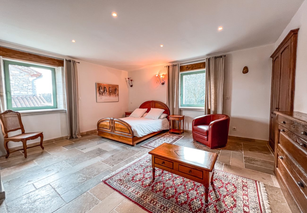 Enjoy an unforgettable stay on an exceptional estate, 100 hectares of nature, with an indoor heated pool for 33 guests.