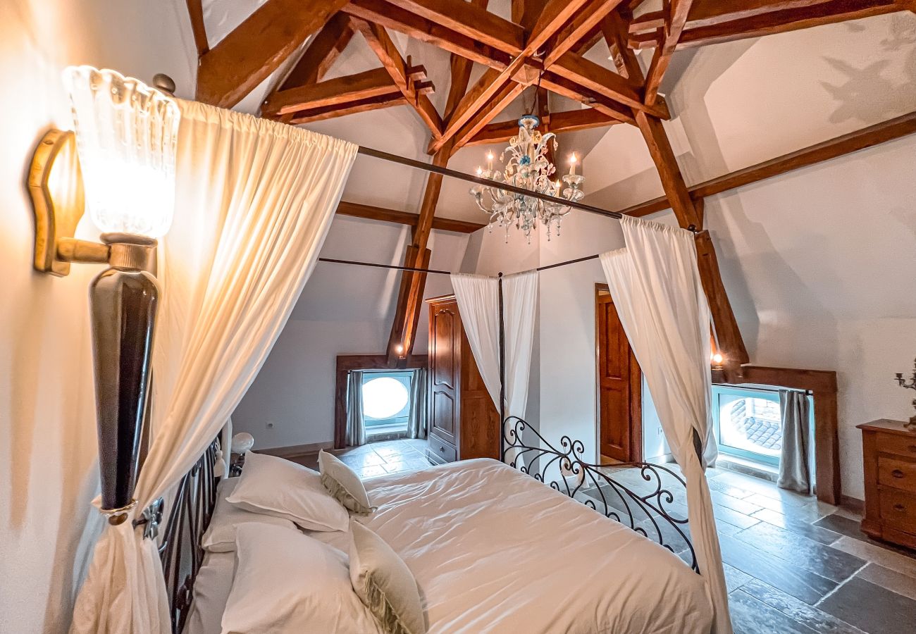Enjoy an unforgettable stay on an exceptional estate, 100 hectares of nature, with an indoor heated pool for 33 guests.