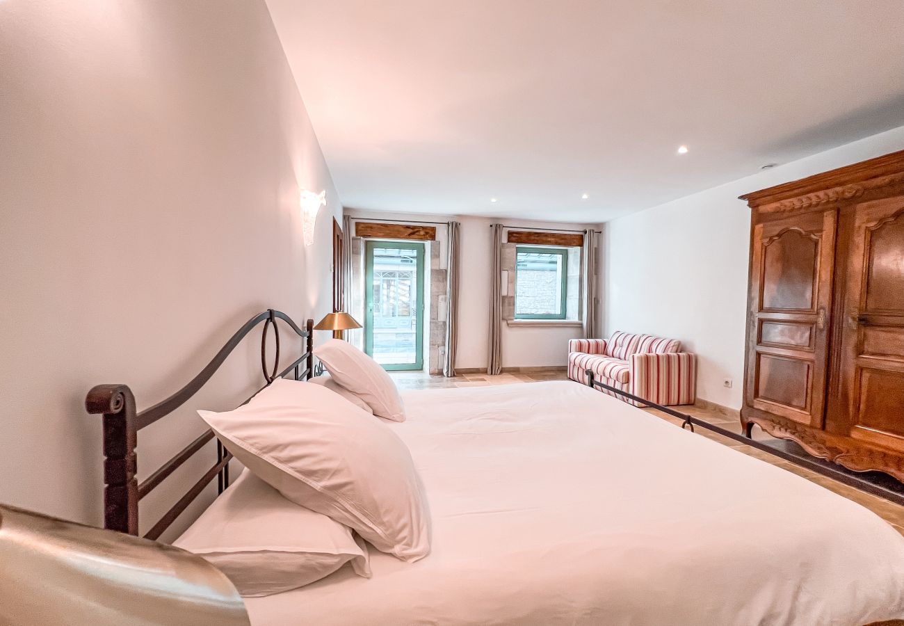 Enjoy an unforgettable stay on an exceptional estate, 100 hectares of nature, with an indoor heated pool for 33 guests.