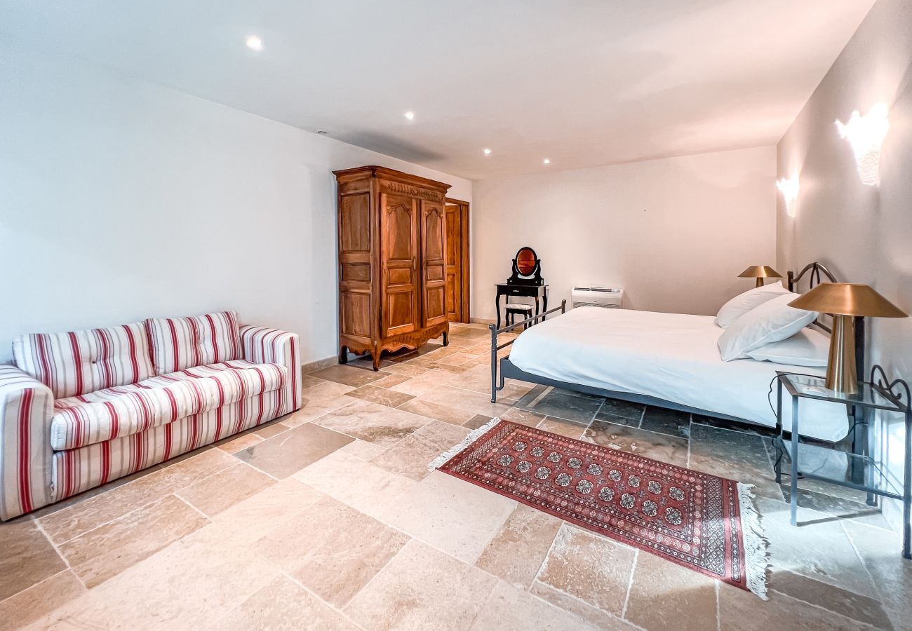 Enjoy an unforgettable stay on an exceptional estate, 100 hectares of nature, with an indoor heated pool for 33 guests.