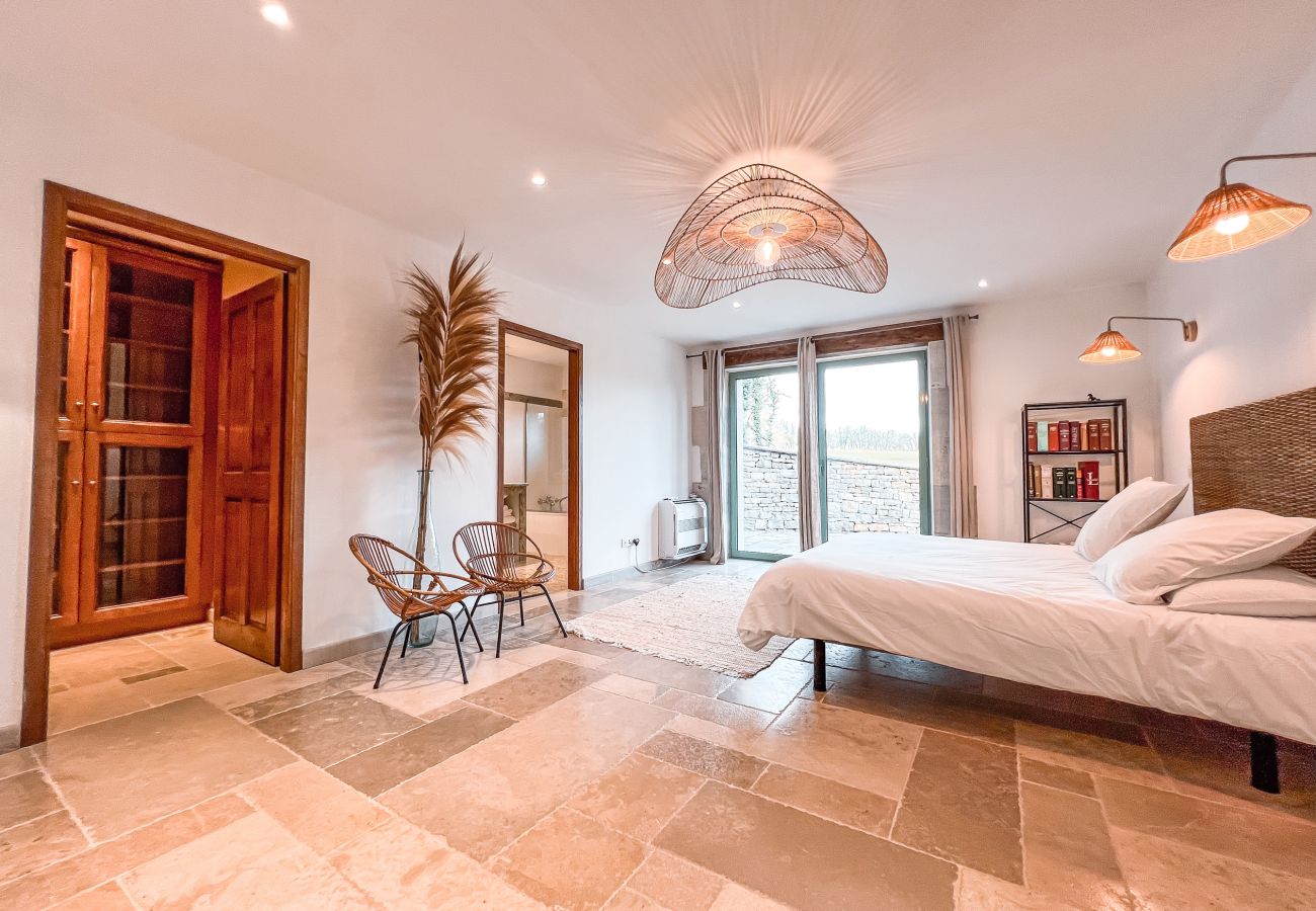 Enjoy an unforgettable stay on an exceptional estate, 100 hectares of nature, with an indoor heated pool for 33 guests.