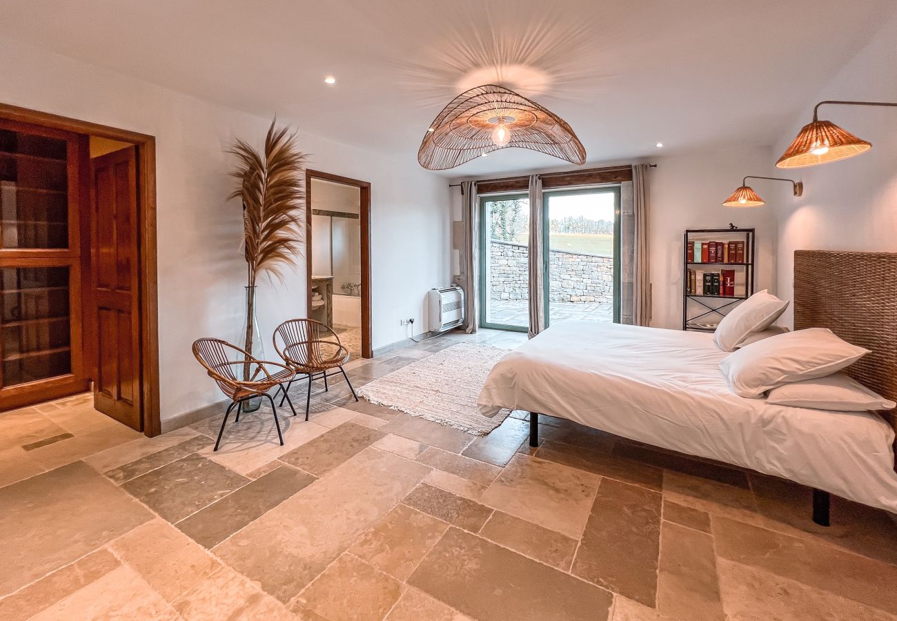 Enjoy an unforgettable stay on an exceptional estate, 100 hectares of nature, with an indoor heated pool for 33 guests.