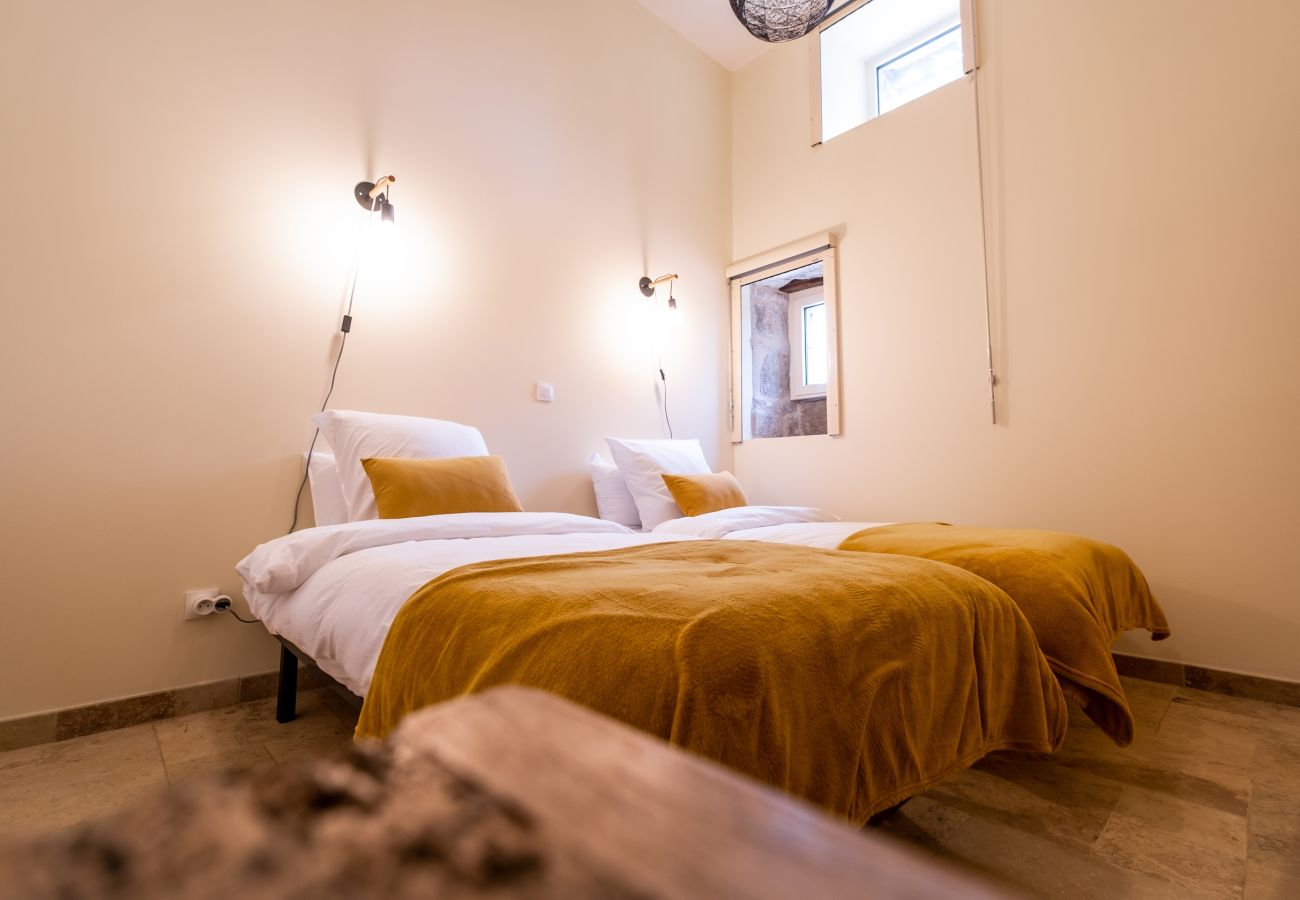 Enjoy an unforgettable stay on an exceptional estate, 100 hectares of nature, with an indoor heated pool for 33 guests.