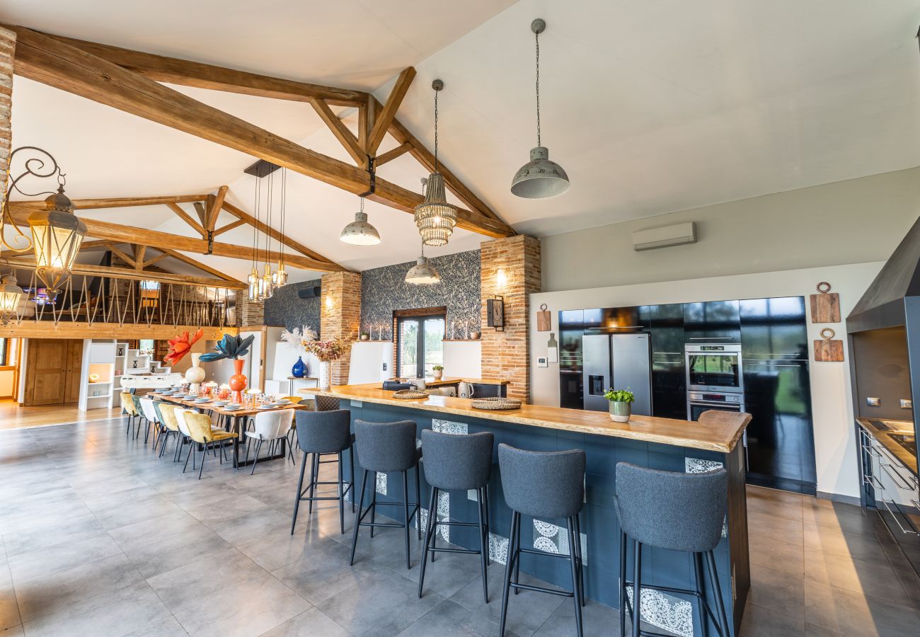 Fully equipped kitchen for preparing your meals, opening onto the dining room with its large table for all guests.
