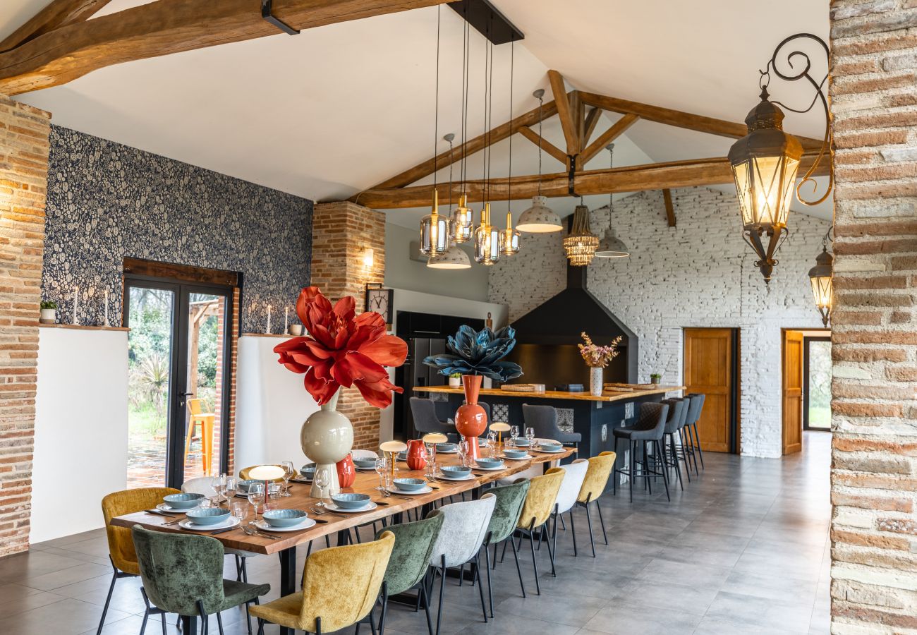 Dining room with a large table to accommodate all guests