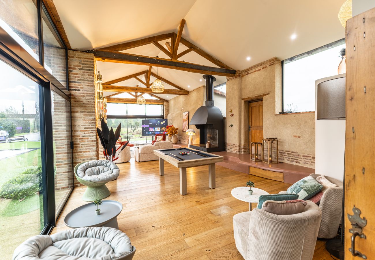 Large 115m² lounge with a billiard table, TV area and fireplace