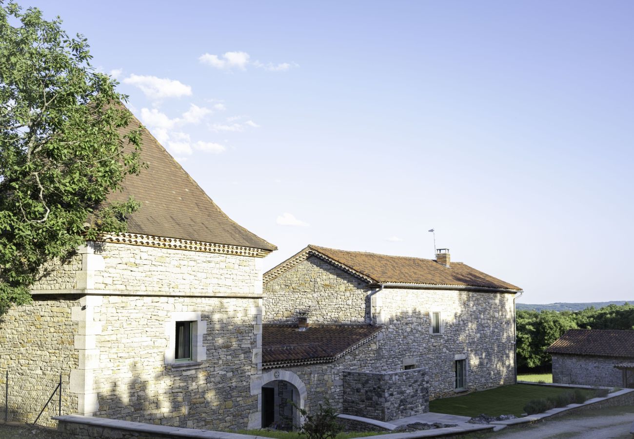 Disfrute de una estancia inolvidable en una finca excepcional, 100 hectáreas de naturaleza, con piscina cubierta climatizada para 33 huéspedes.