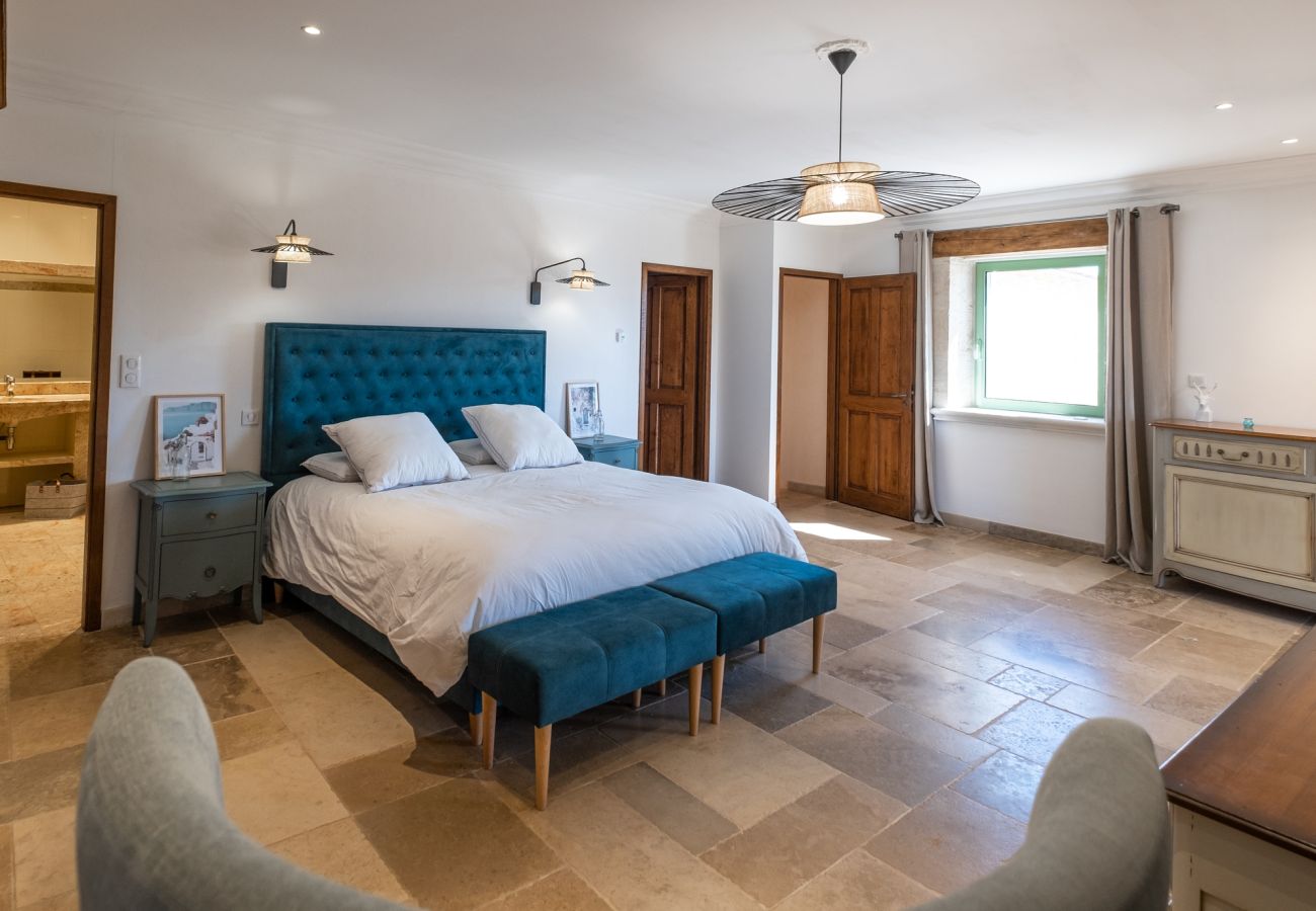 Disfrute de una estancia inolvidable en una finca excepcional, 100 hectáreas de naturaleza, con piscina cubierta climatizada para 33 huéspedes.