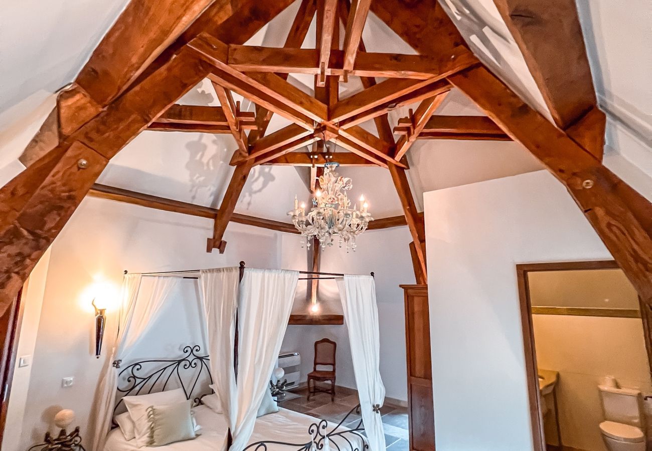 Disfrute de una estancia inolvidable en una finca excepcional, 100 hectáreas de naturaleza, con piscina cubierta climatizada para 33 huéspedes.