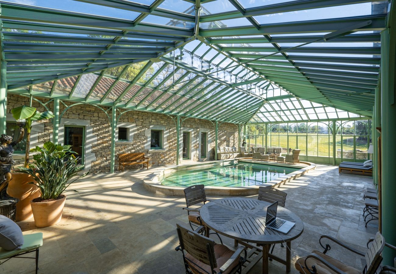 Disfrute de una estancia inolvidable en una finca excepcional, 100 hectáreas de naturaleza, con piscina cubierta climatizada para 33 huéspedes.