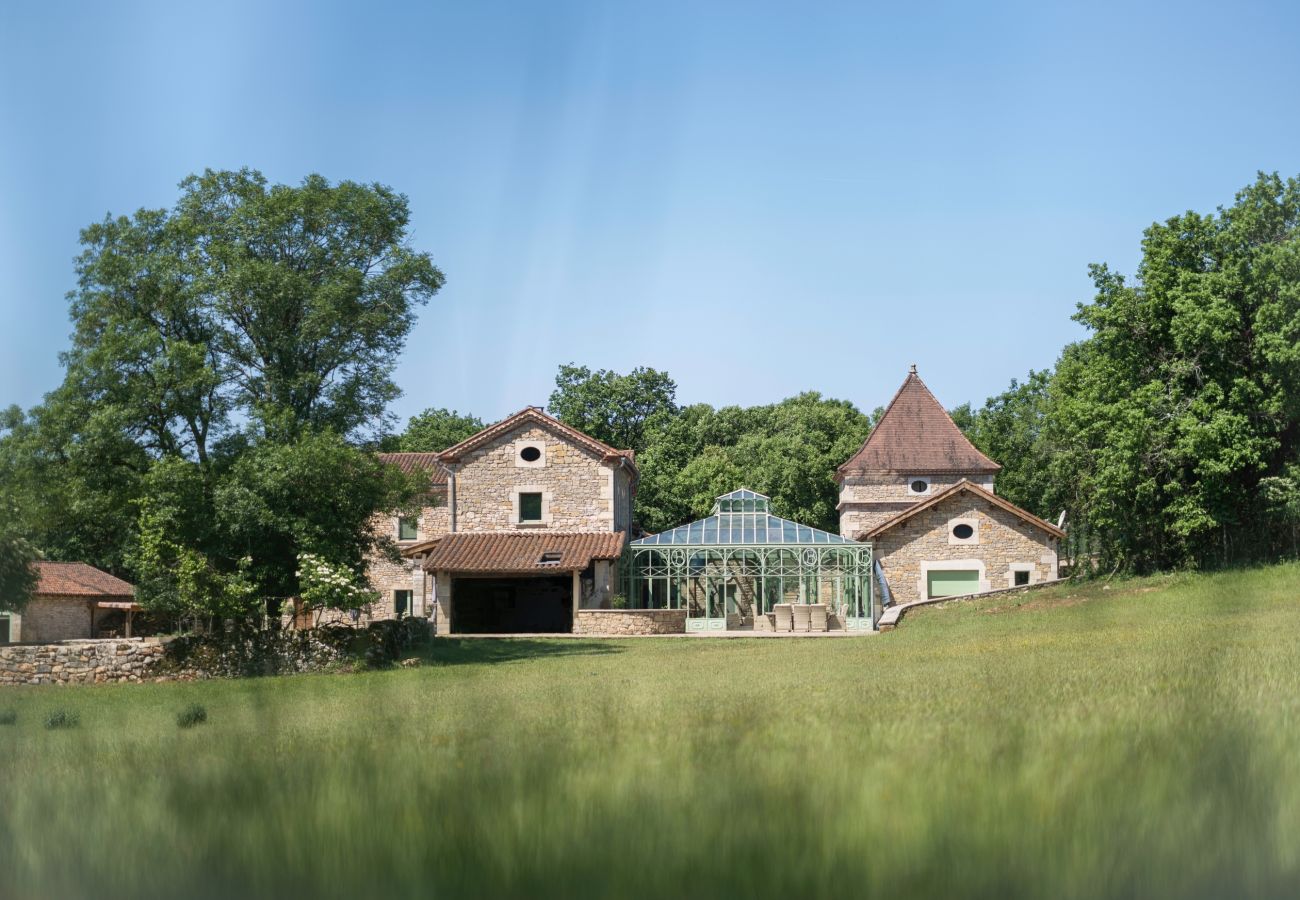 Disfrute de una estancia inolvidable en una finca excepcional, 100 hectáreas de naturaleza, con piscina cubierta climatizada para 33 huéspedes.
