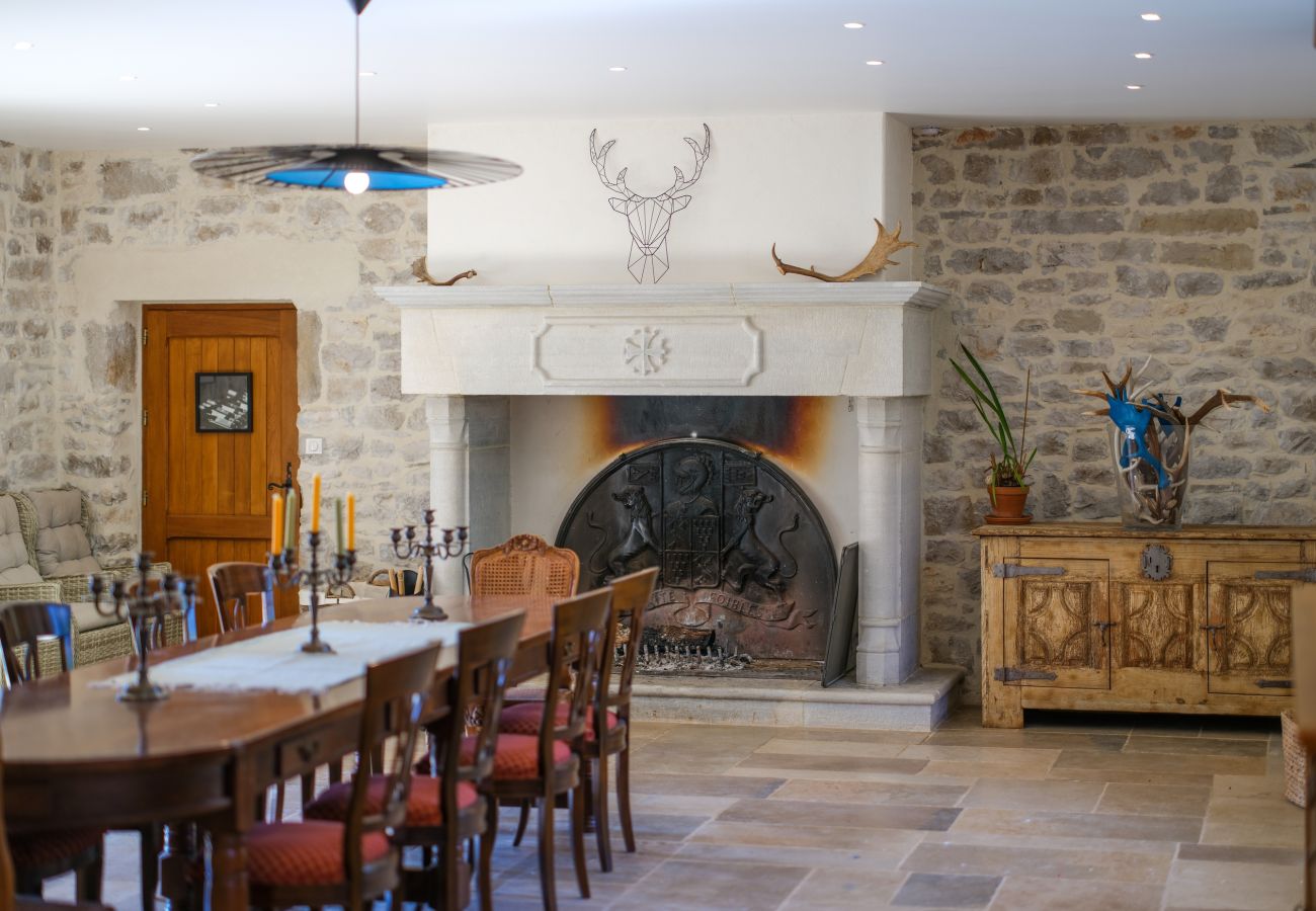 Disfrute de una estancia inolvidable en una finca excepcional, 100 hectáreas de naturaleza, con piscina cubierta climatizada para 33 huéspedes.