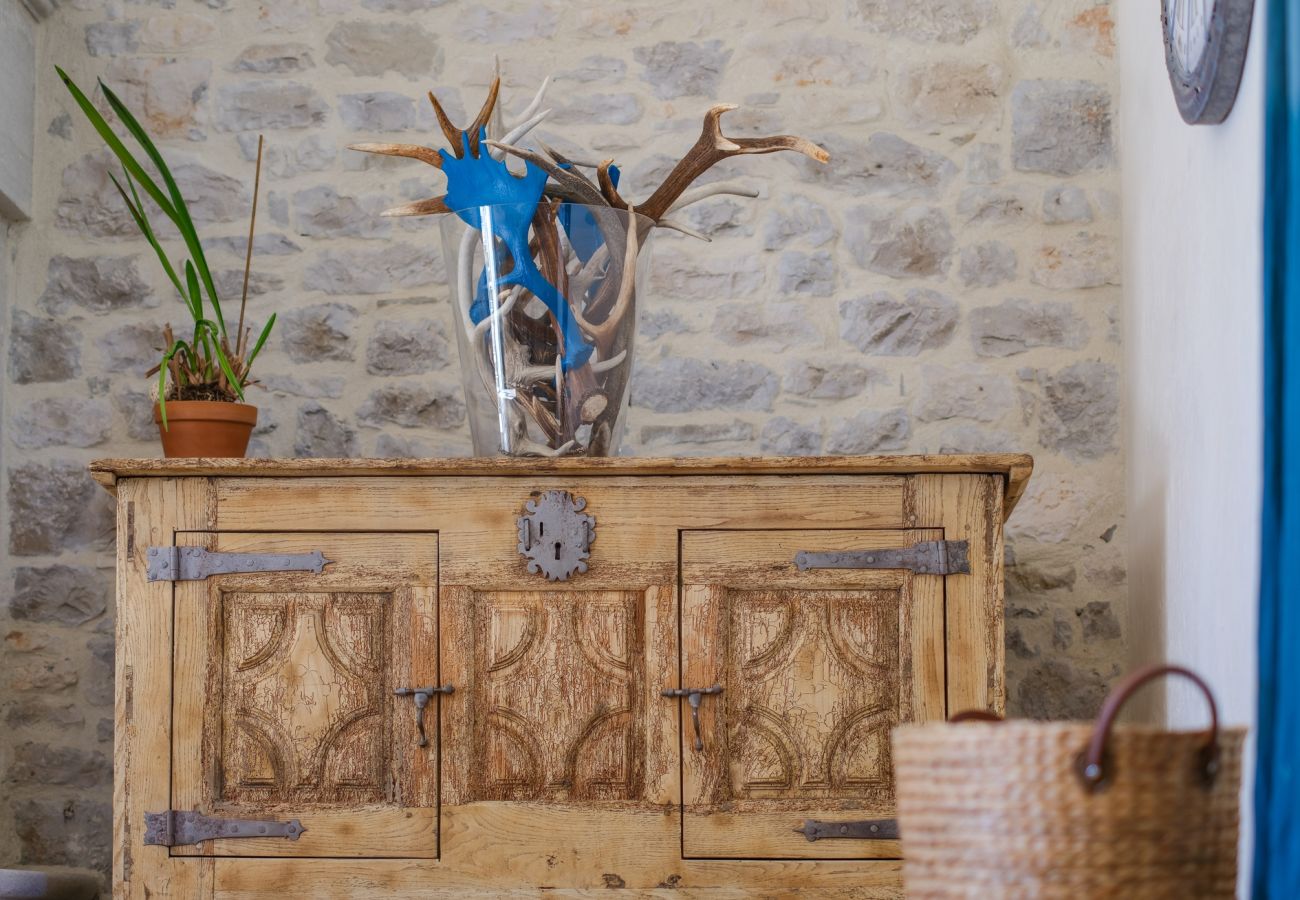 Disfrute de una estancia inolvidable en una finca excepcional, 100 hectáreas de naturaleza, con piscina cubierta climatizada para 33 huéspedes.