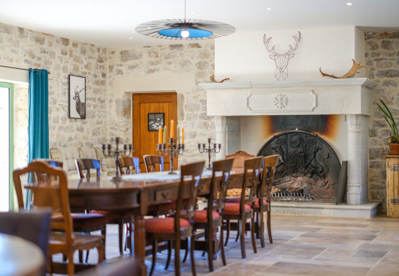 Disfrute de una estancia inolvidable en una finca excepcional, 100 hectáreas de naturaleza, con piscina cubierta climatizada para 33 huéspedes.