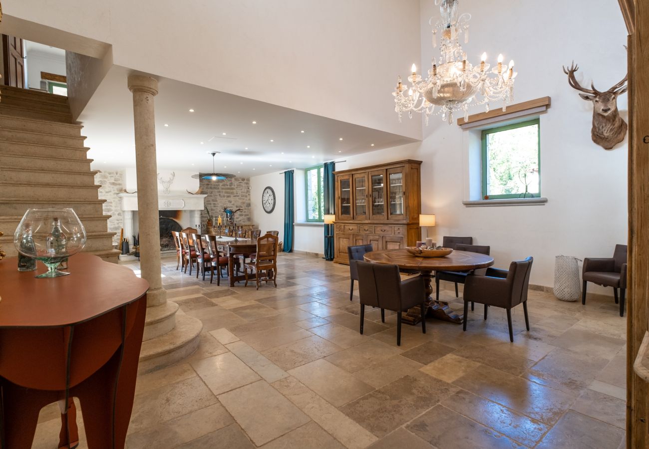 Disfrute de una estancia inolvidable en una finca excepcional, 100 hectáreas de naturaleza, con piscina cubierta climatizada para 33 huéspedes.