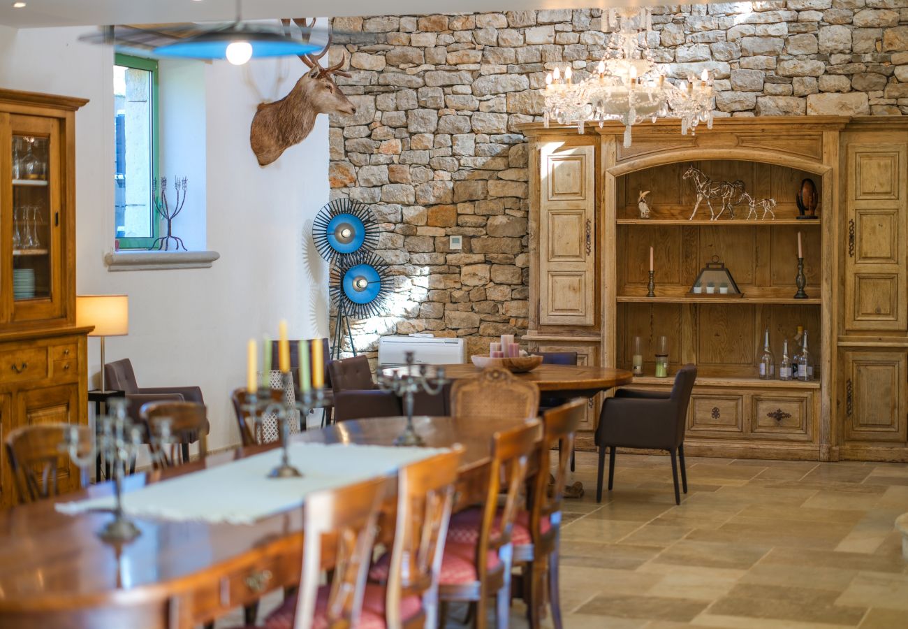 Disfrute de una estancia inolvidable en una finca excepcional, 100 hectáreas de naturaleza, con piscina cubierta climatizada para 33 huéspedes.