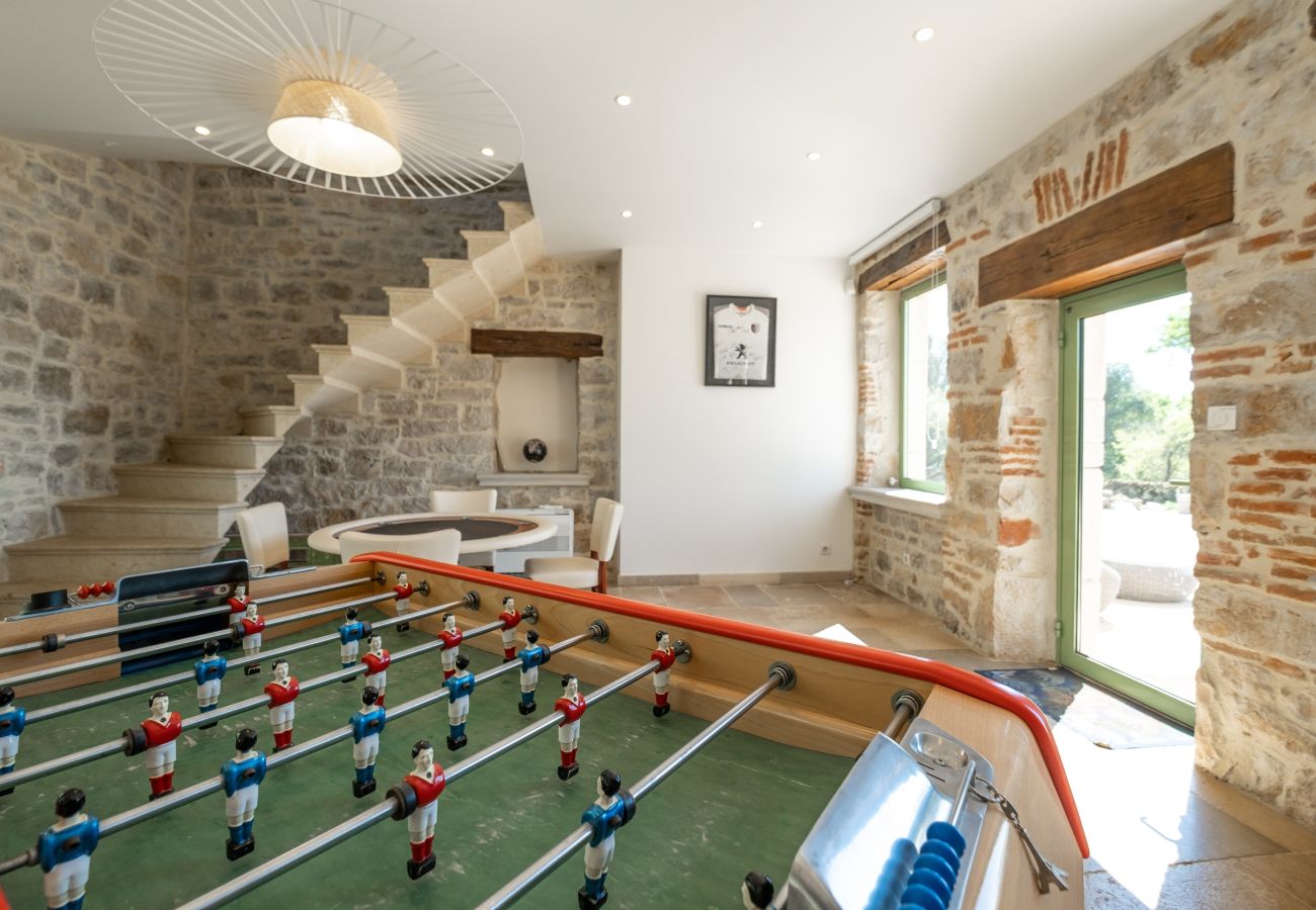 Disfrute de una estancia inolvidable en una finca excepcional, 100 hectáreas de naturaleza, con piscina cubierta climatizada para 33 huéspedes.