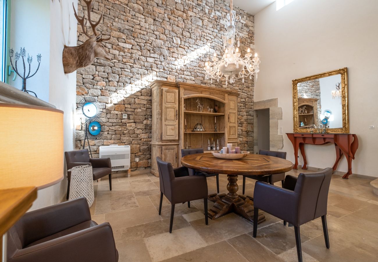 Disfrute de una estancia inolvidable en una finca excepcional, 100 hectáreas de naturaleza, con piscina cubierta climatizada para 33 huéspedes.