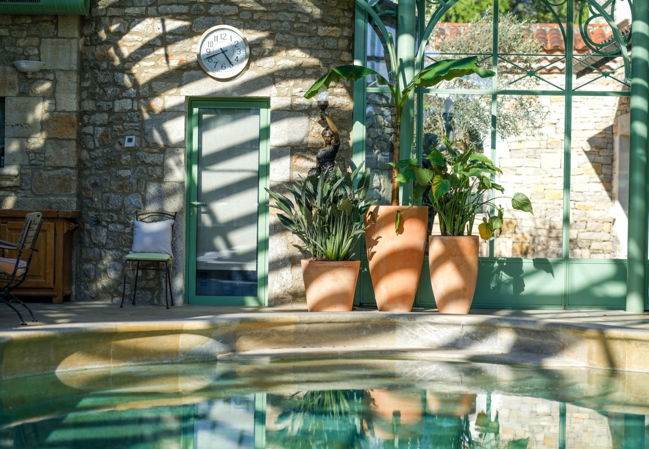 Disfrute de una estancia inolvidable en una finca excepcional, 100 hectáreas de naturaleza, con piscina cubierta climatizada para 33 huéspedes.
