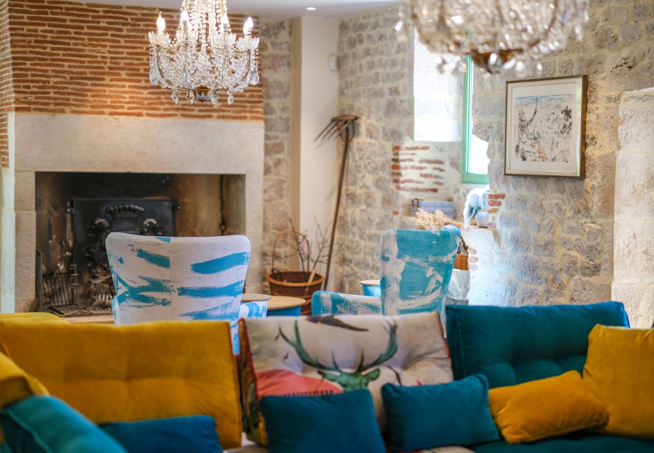 Disfrute de una estancia inolvidable en una finca excepcional, 100 hectáreas de naturaleza, con piscina cubierta climatizada para 33 huéspedes.