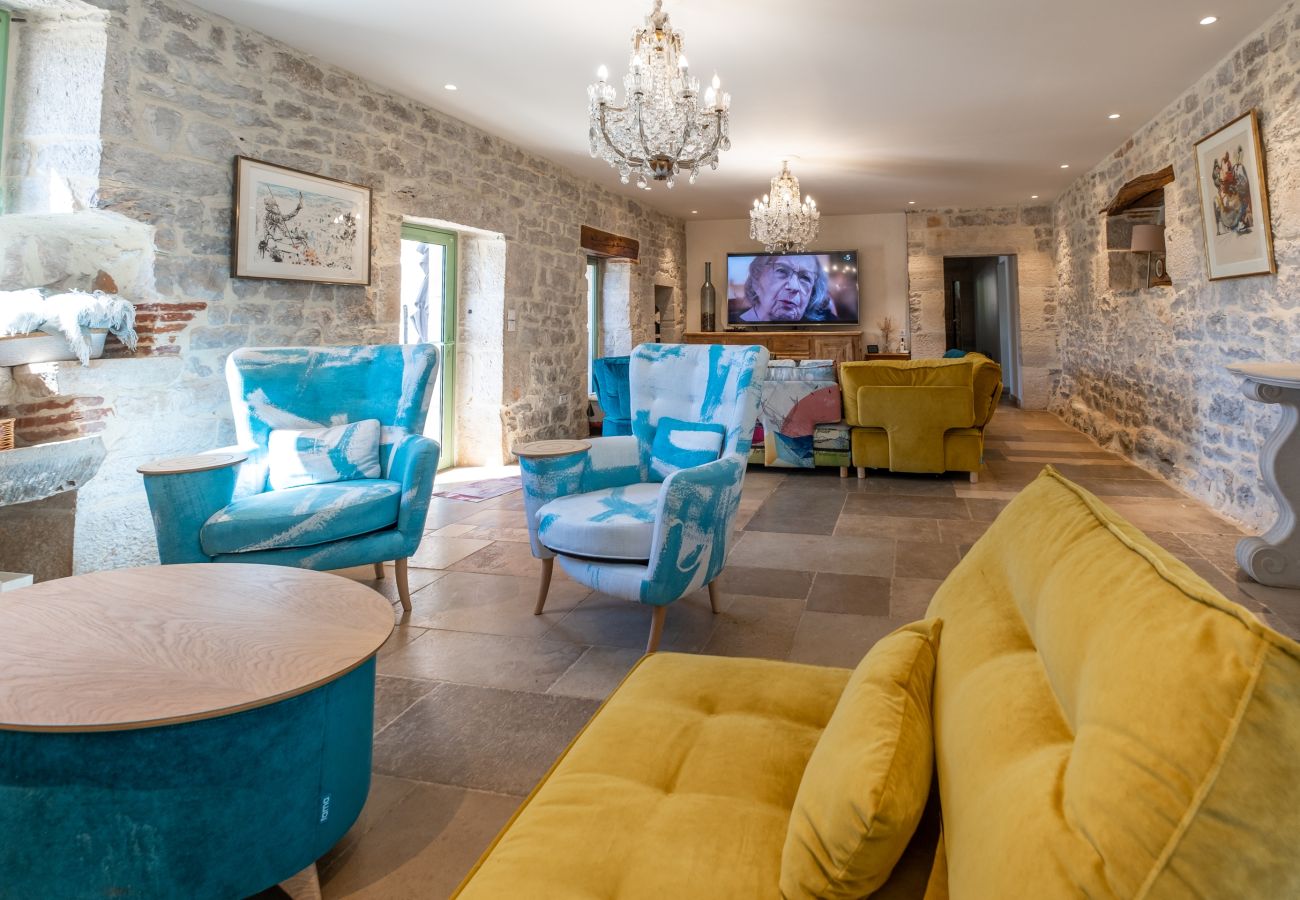 Disfrute de una estancia inolvidable en una finca excepcional, 100 hectáreas de naturaleza, con piscina cubierta climatizada para 33 huéspedes.