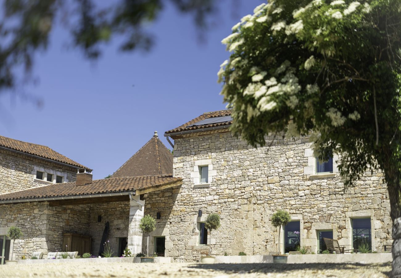 Disfrute de una estancia inolvidable en una finca excepcional, 100 hectáreas de naturaleza, con piscina cubierta climatizada para 33 huéspedes.