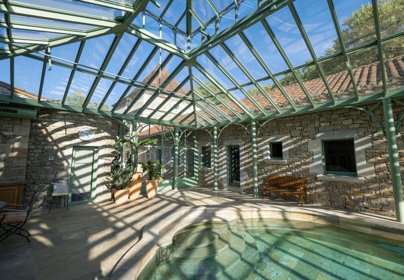 Disfrute de una estancia inolvidable en una finca excepcional, 100 hectáreas de naturaleza, con piscina cubierta climatizada para 33 huéspedes.