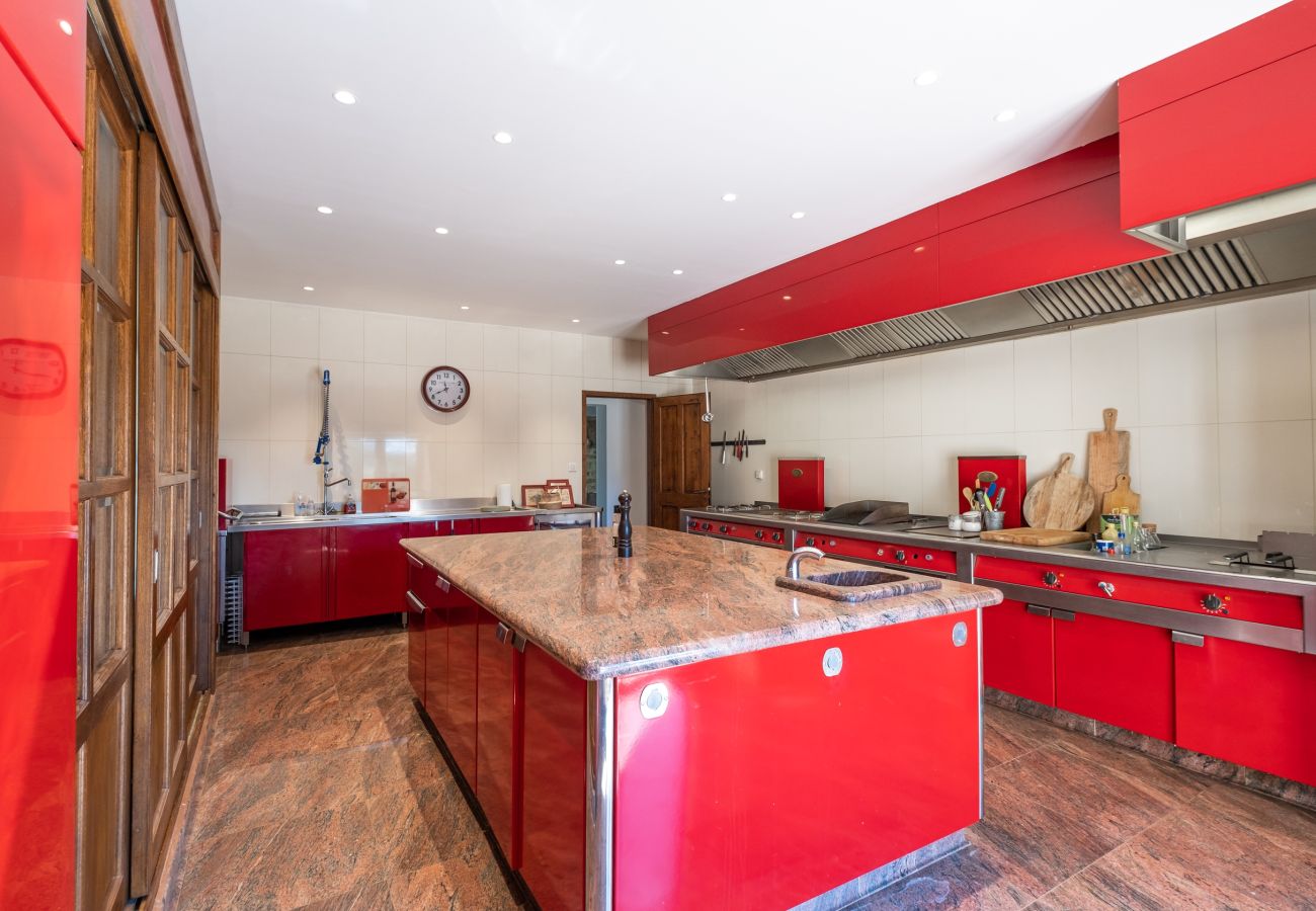 Disfrute de una estancia inolvidable en una finca excepcional, 100 hectáreas de naturaleza, con piscina cubierta climatizada para 33 huéspedes.