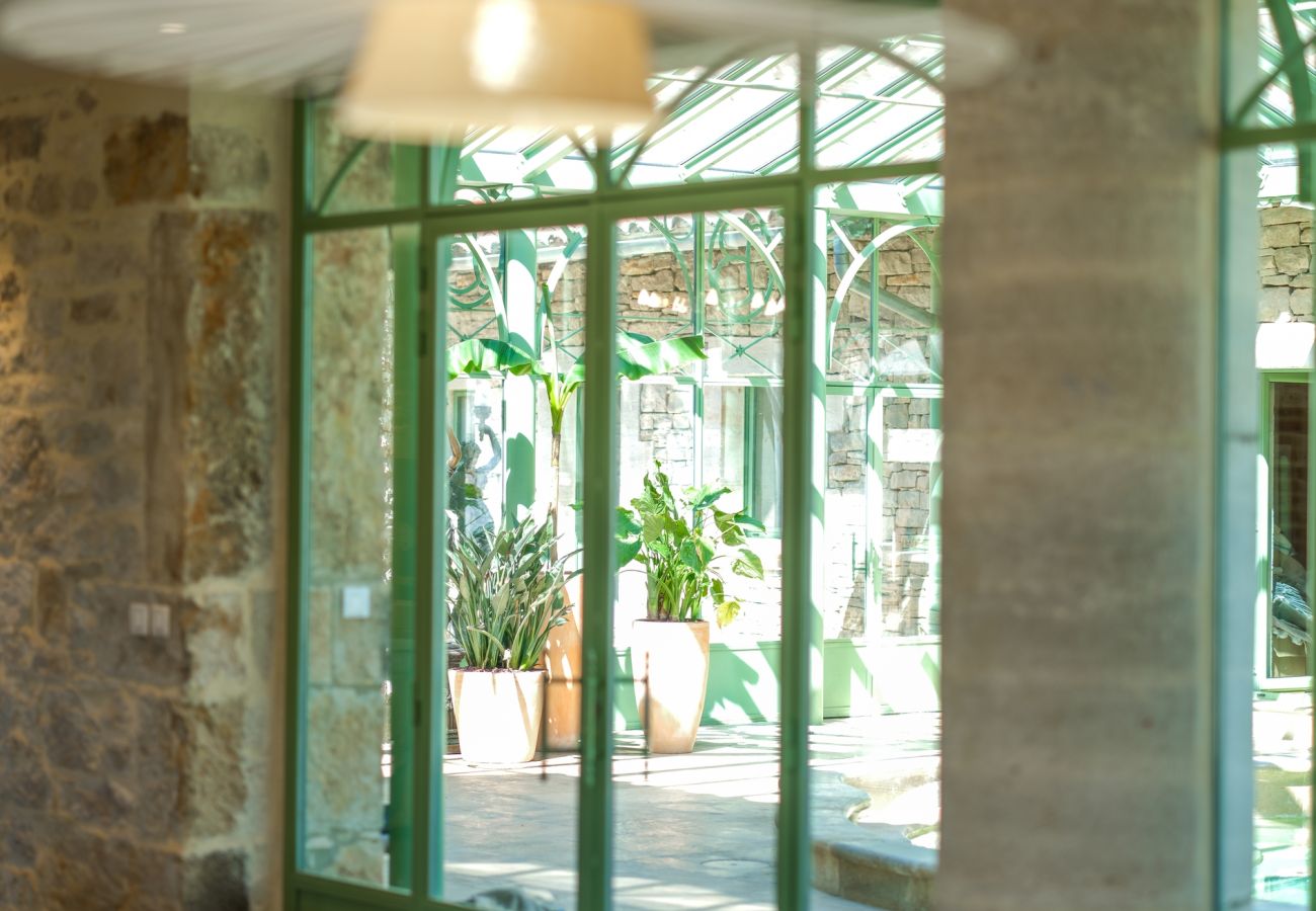 Disfrute de una estancia inolvidable en una finca excepcional, 100 hectáreas de naturaleza, con piscina cubierta climatizada para 33 huéspedes.