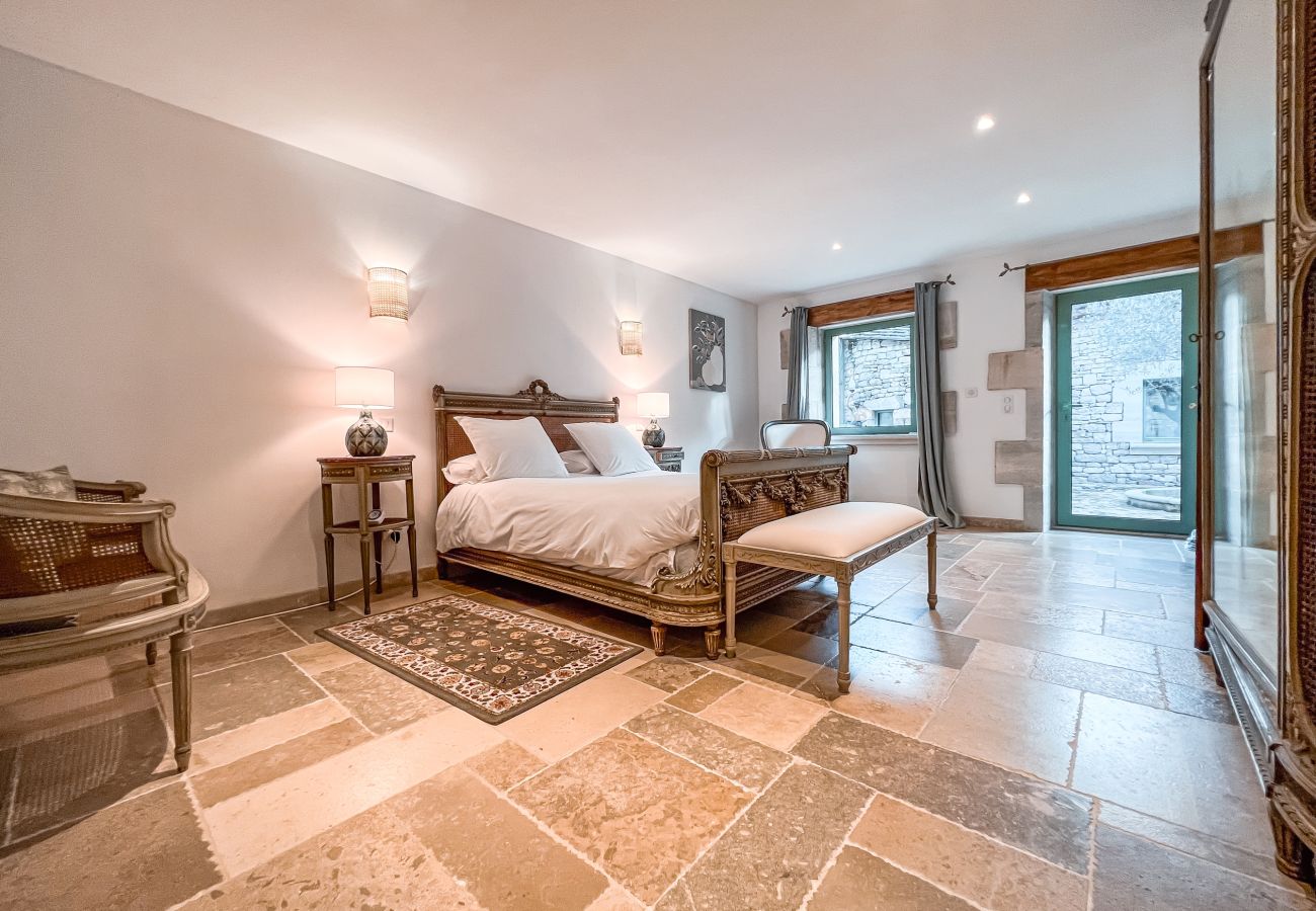 Disfrute de una estancia inolvidable en una finca excepcional, 100 hectáreas de naturaleza, con piscina cubierta climatizada para 33 huéspedes.