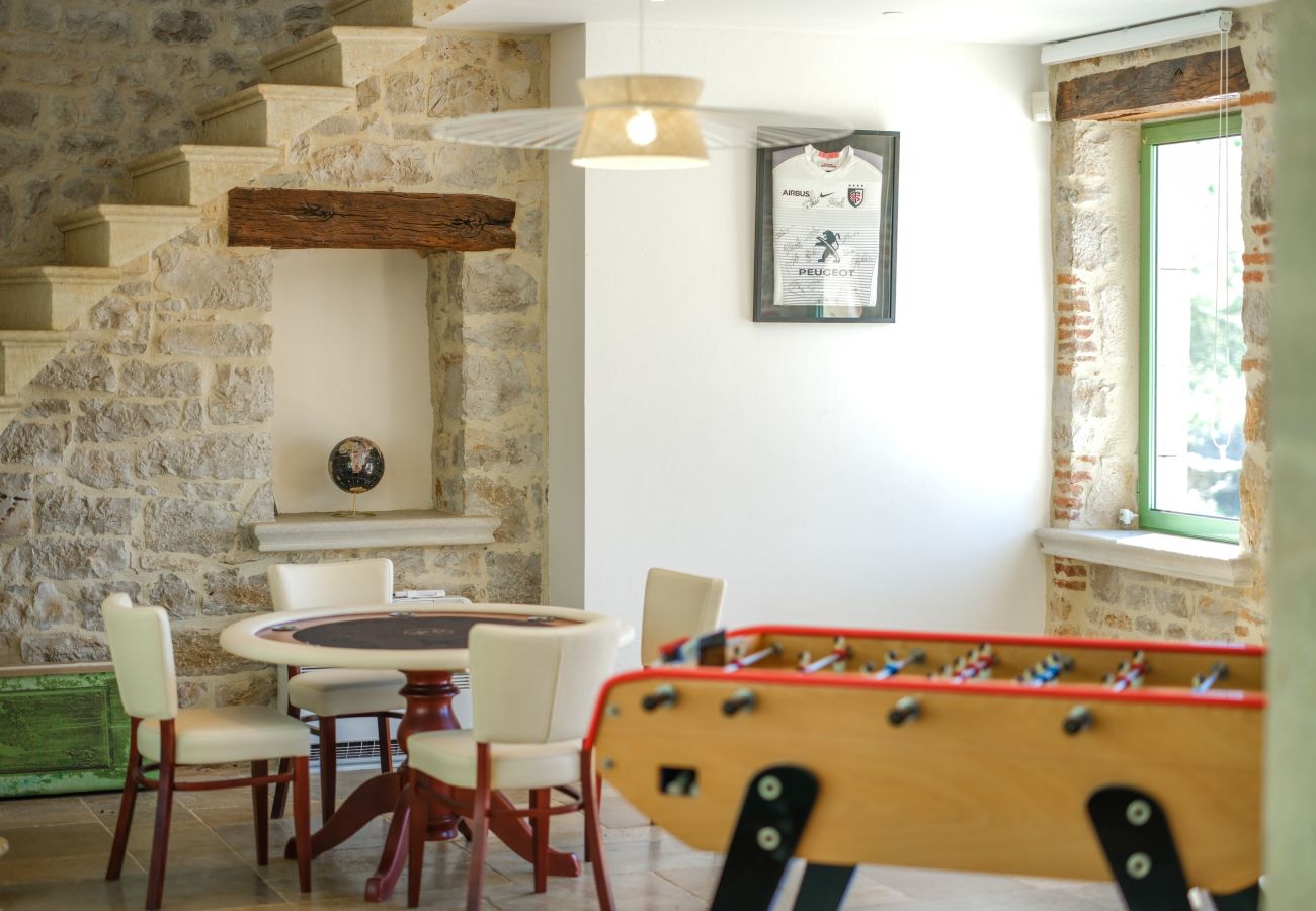 Disfrute de una estancia inolvidable en una finca excepcional, 100 hectáreas de naturaleza, con piscina cubierta climatizada para 33 huéspedes.