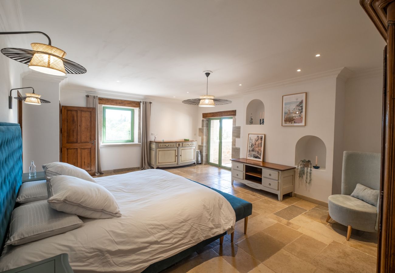 Disfrute de una estancia inolvidable en una finca excepcional, 100 hectáreas de naturaleza, con piscina cubierta climatizada para 33 huéspedes.