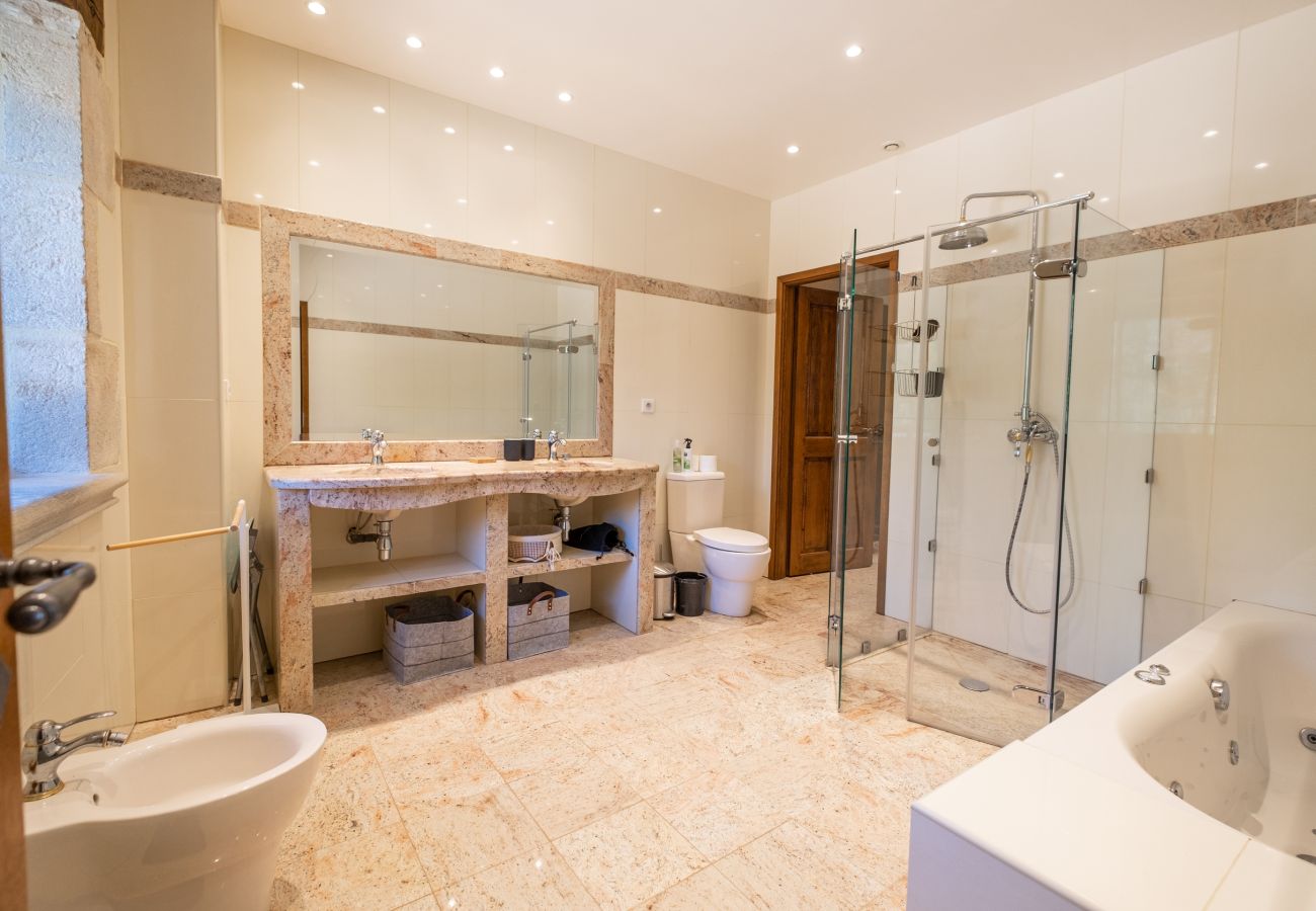 Disfrute de una estancia inolvidable en una finca excepcional, 100 hectáreas de naturaleza, con piscina cubierta climatizada para 33 huéspedes.