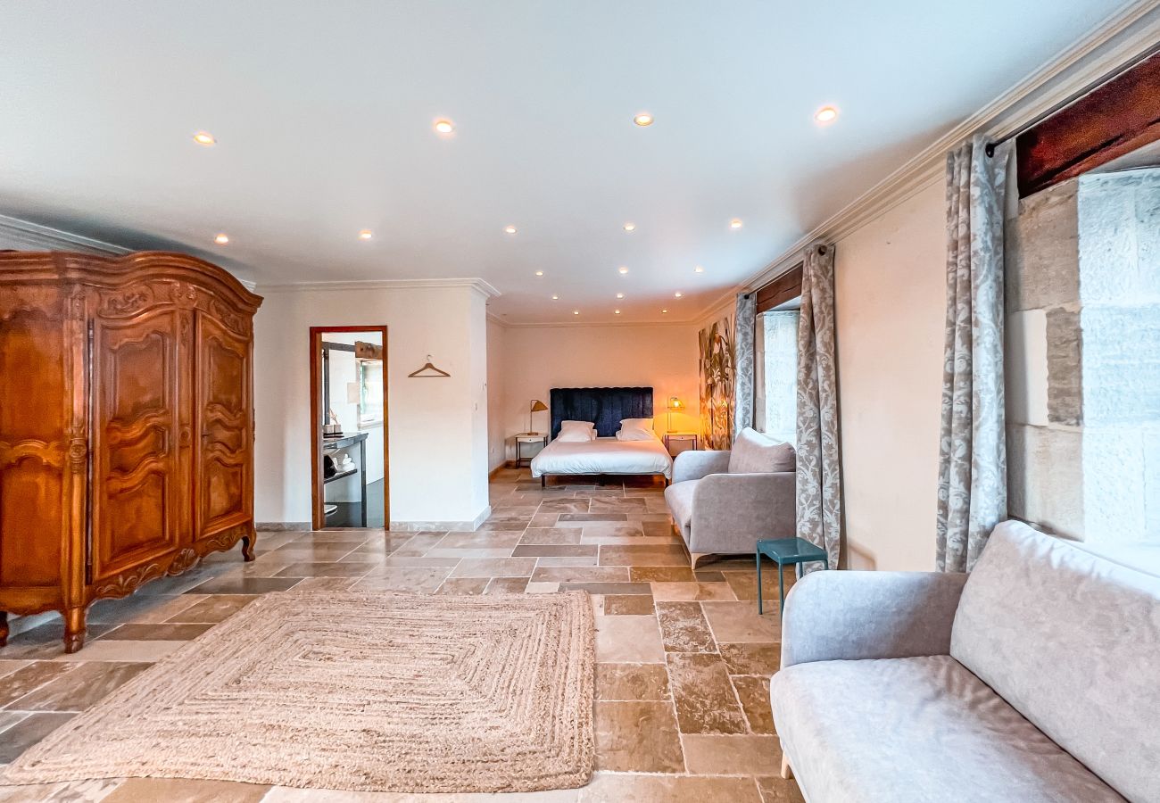 Disfrute de una estancia inolvidable en una finca excepcional, 100 hectáreas de naturaleza, con piscina cubierta climatizada para 33 huéspedes.