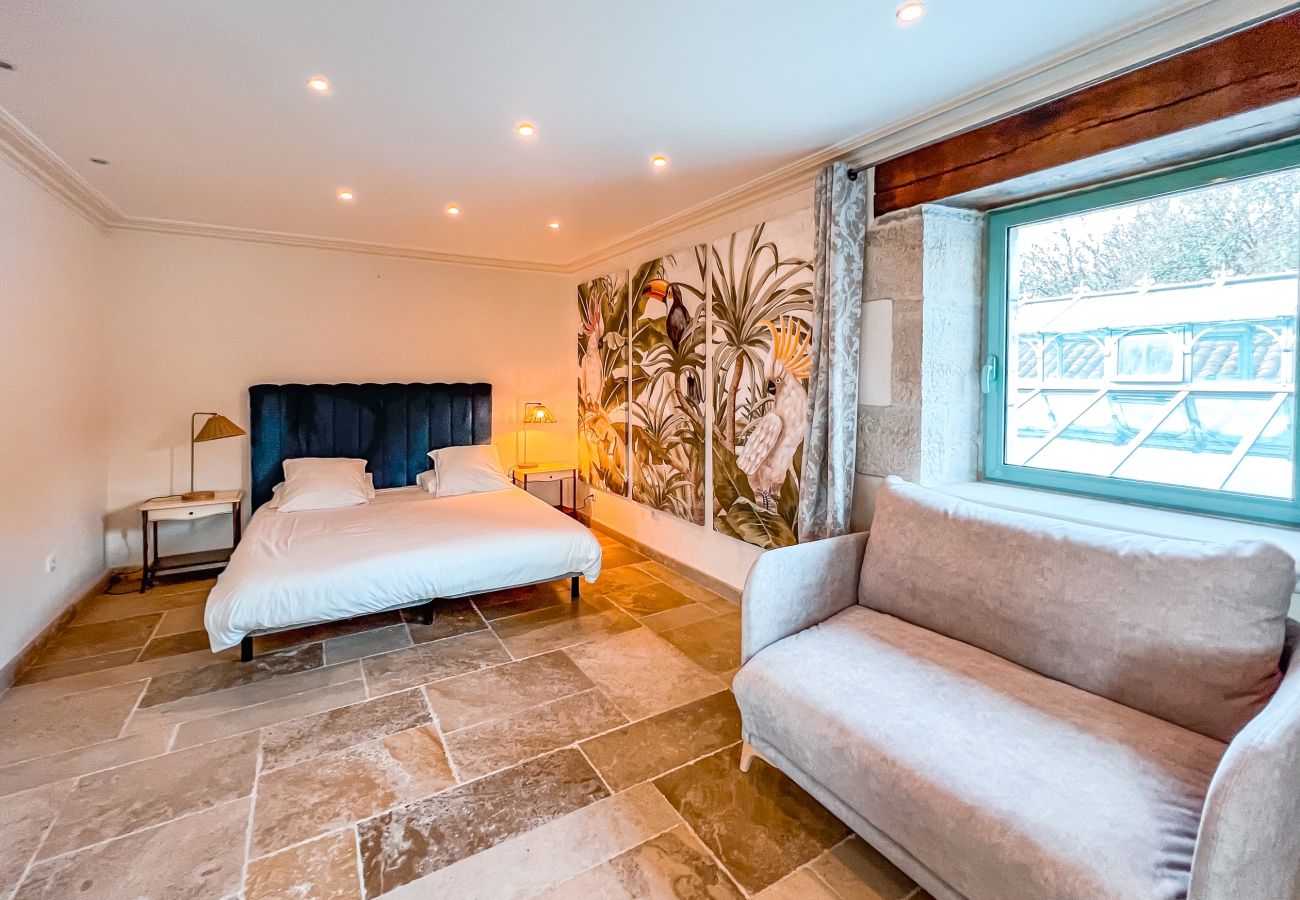 Disfrute de una estancia inolvidable en una finca excepcional, 100 hectáreas de naturaleza, con piscina cubierta climatizada para 33 huéspedes.