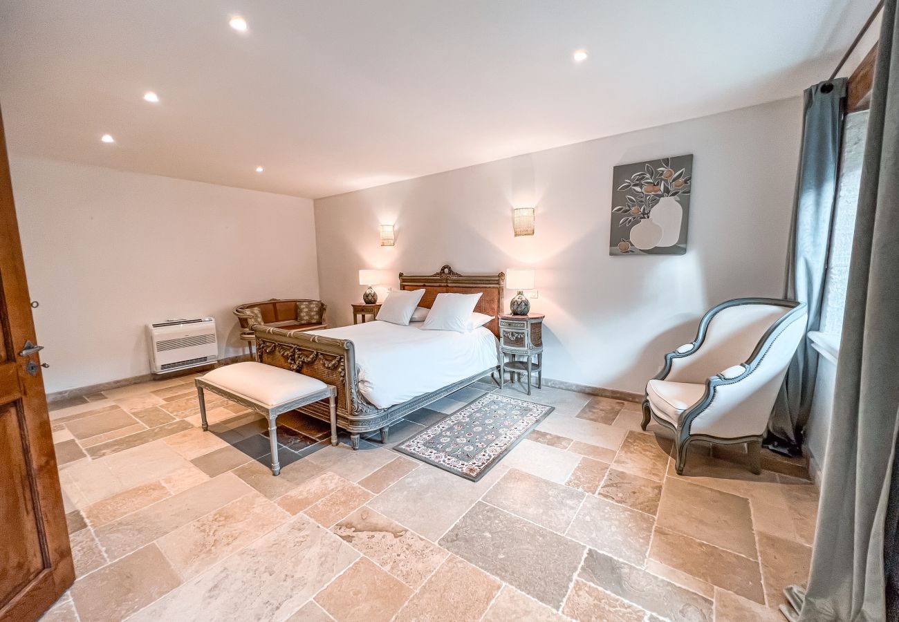 Disfrute de una estancia inolvidable en una finca excepcional, 100 hectáreas de naturaleza, con piscina cubierta climatizada para 33 huéspedes.