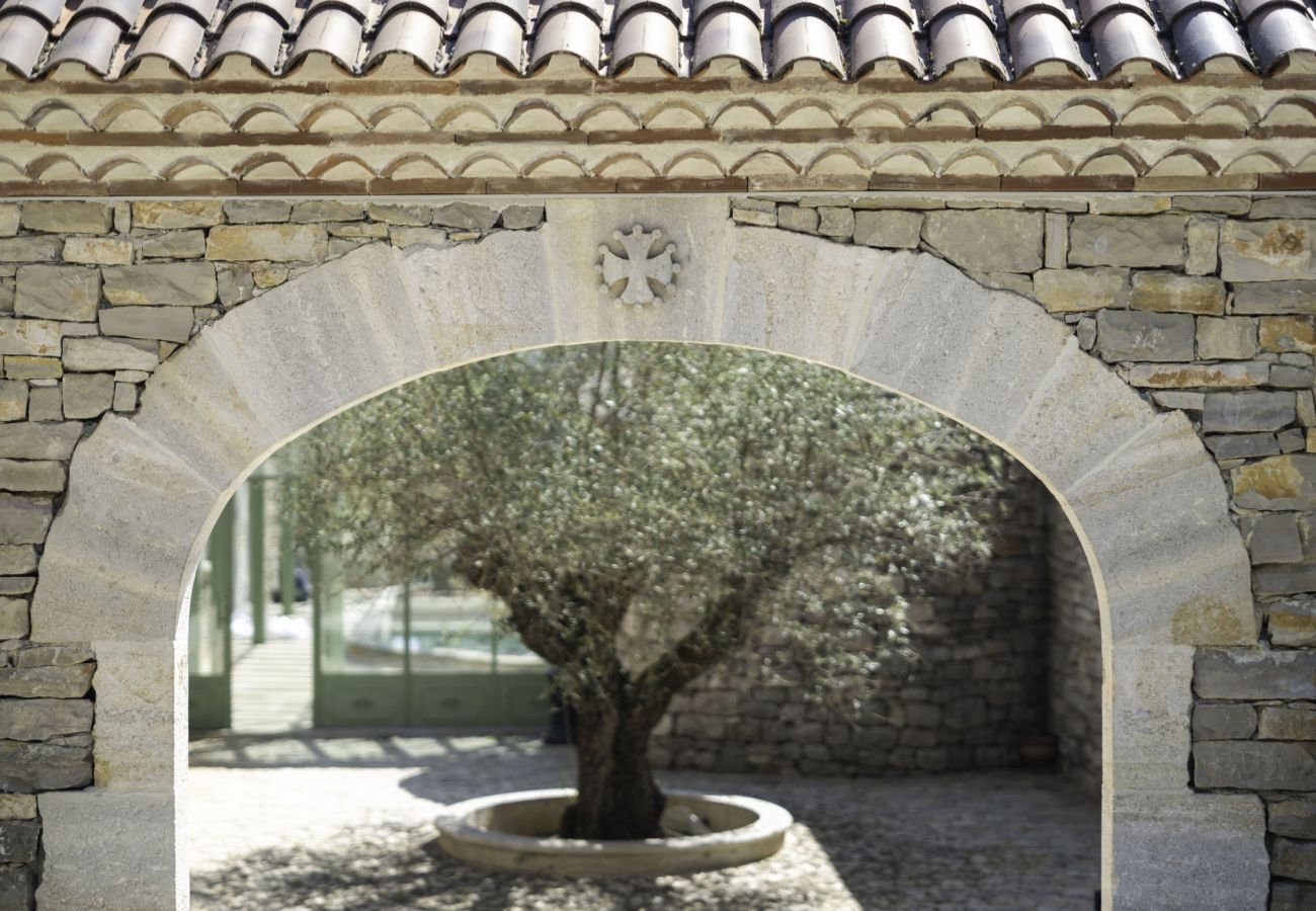 Disfrute de una estancia inolvidable en una finca excepcional, 100 hectáreas de naturaleza, con piscina cubierta climatizada para 33 huéspedes.
