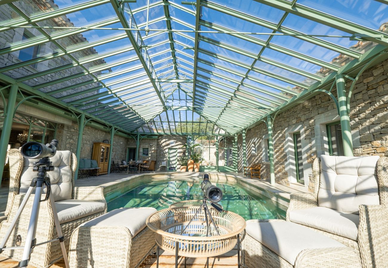 Disfrute de una estancia inolvidable en una finca excepcional, 100 hectáreas de naturaleza, con piscina cubierta climatizada para 33 huéspedes.