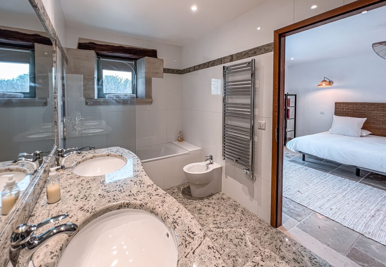 Disfrute de una estancia inolvidable en una finca excepcional, 100 hectáreas de naturaleza, con piscina cubierta climatizada para 33 huéspedes.