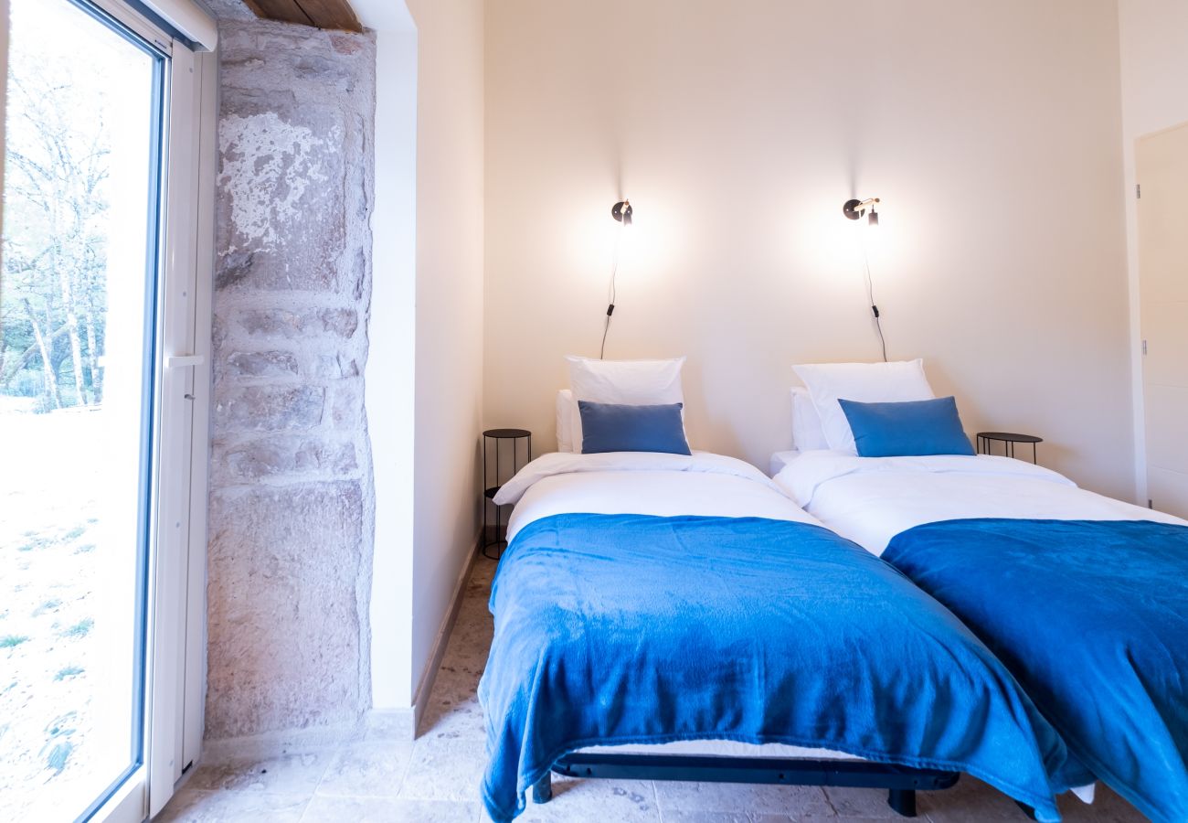 Disfrute de una estancia inolvidable en una finca excepcional, 100 hectáreas de naturaleza, con piscina cubierta climatizada para 33 huéspedes.