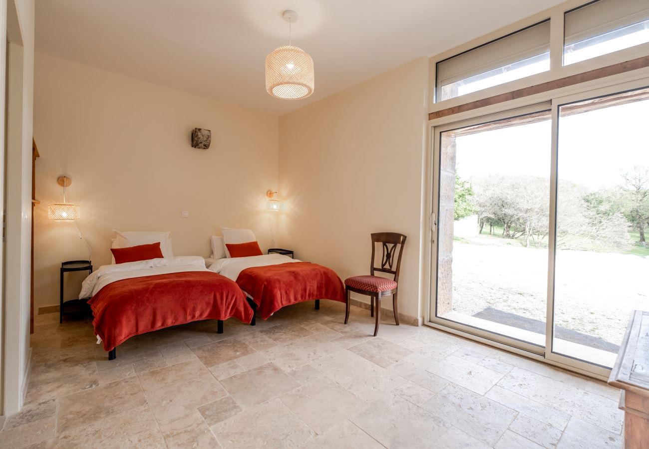 Disfrute de una estancia inolvidable en una finca excepcional, 100 hectáreas de naturaleza, con piscina cubierta climatizada para 33 huéspedes.